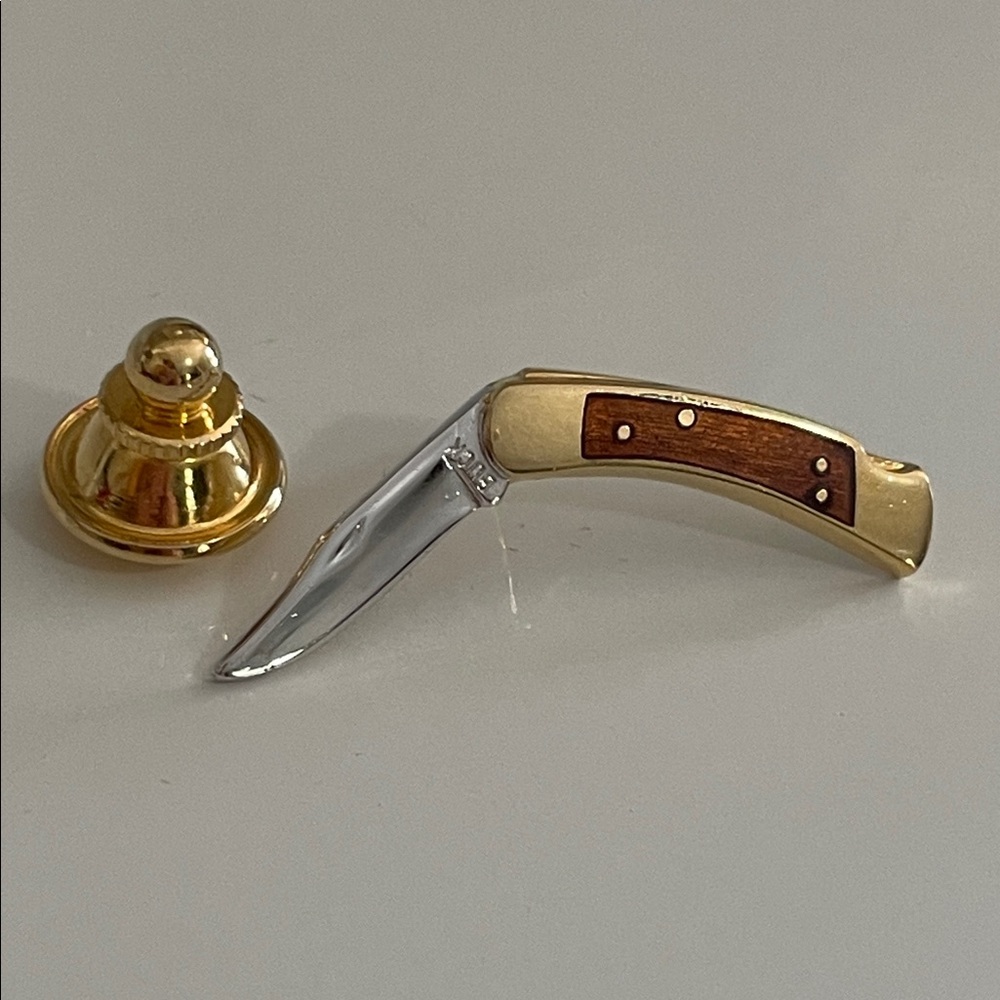 Buck Small Gold Pin Brooch Accessory - Picture 2 of 4